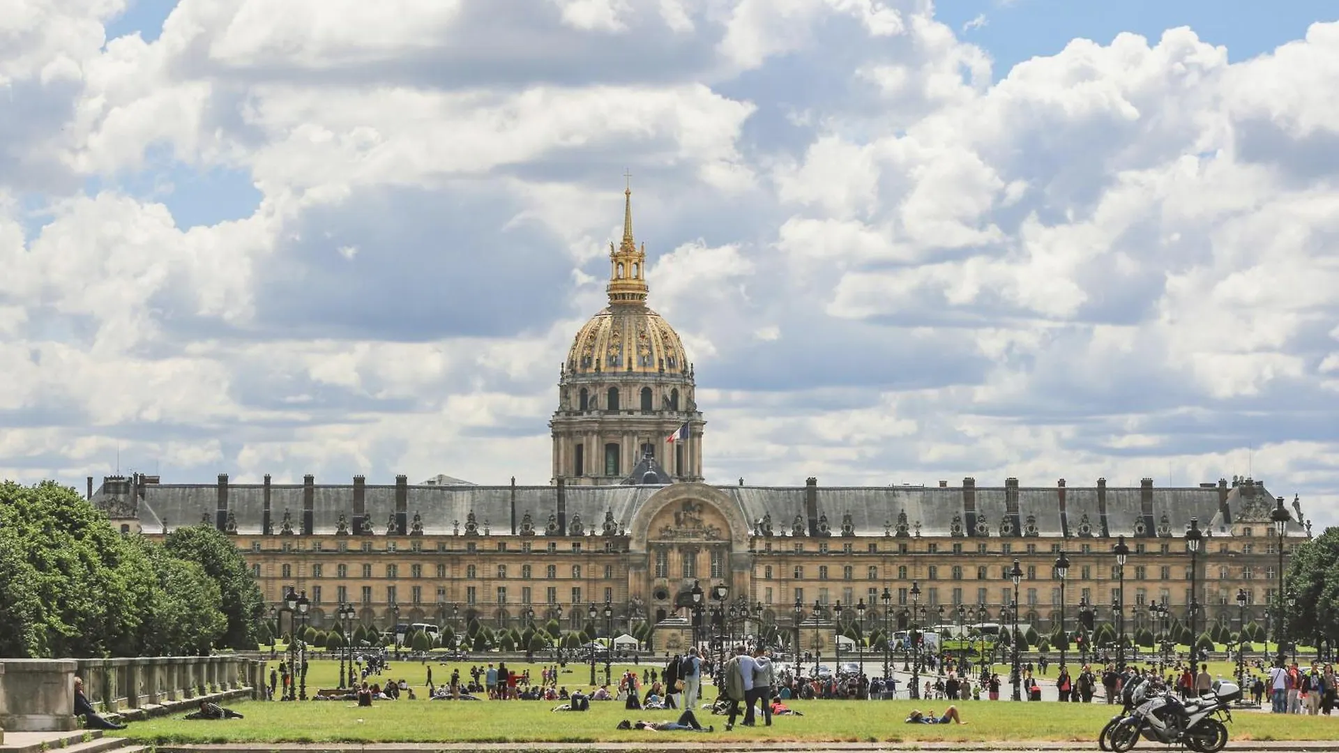 Charming With Eiffel Tower View Apartment