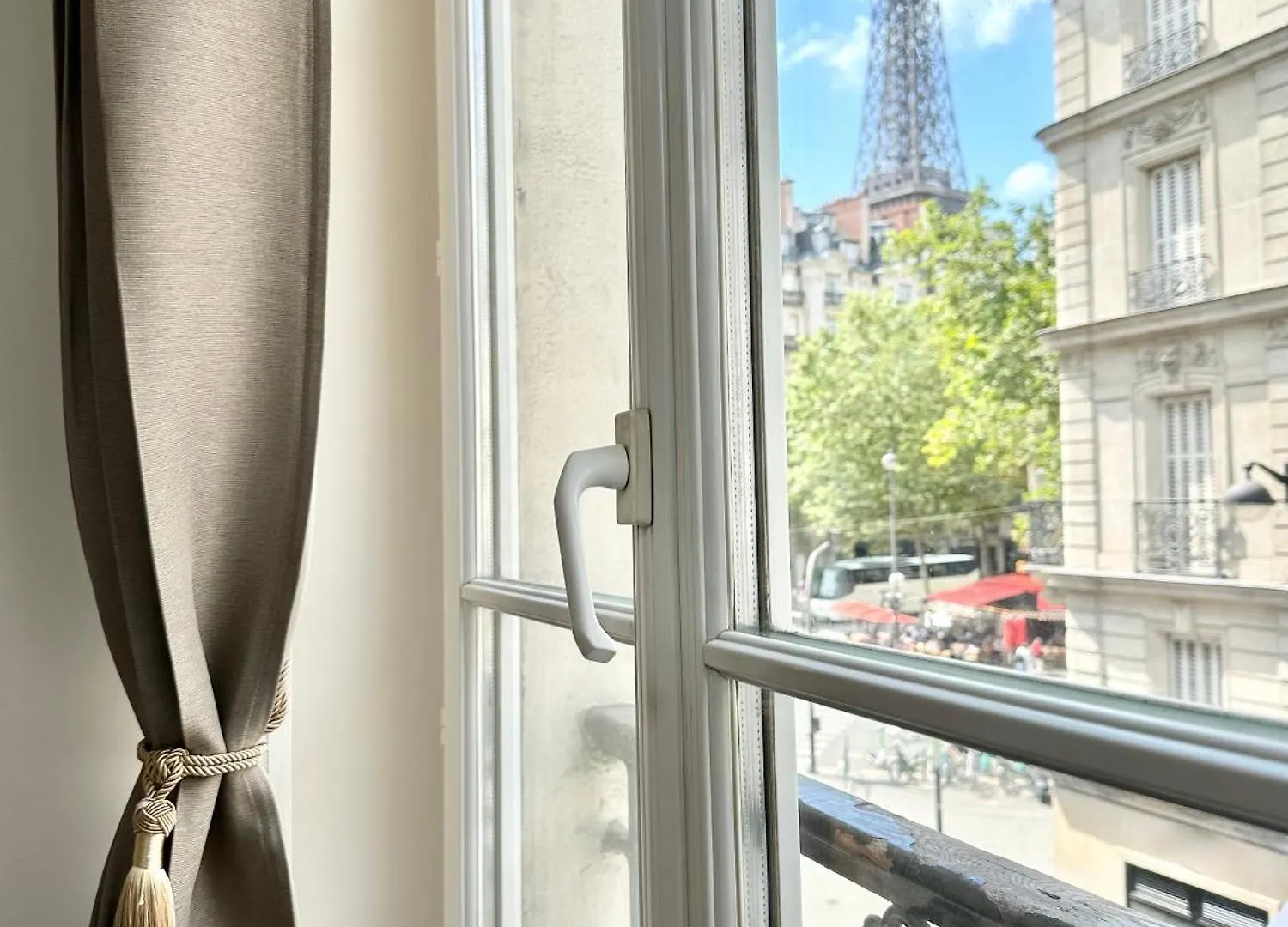 Апартаменты Charming With Eiffel Tower View *